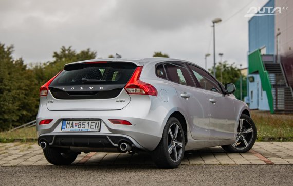Volvo V40 D2 2.0L 120k R-Design, 88 kW, M6, 5d. / AJ NA SPLÁTKY / PROTIÚČET / 2017 šedá