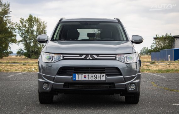 Mitsubishi Outlander 2.2D 4x4, 110kW, A6, 5d., 7miest / AJ NA SPLÁTKY / PROTIÚČET / 2013 šedá