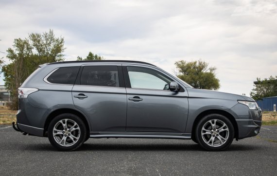 Mitsubishi Outlander 2.2D 4x4, 110kW, A6, 5d., 7miest / AJ NA SPLÁTKY / PROTIÚČET / 2013 šedá