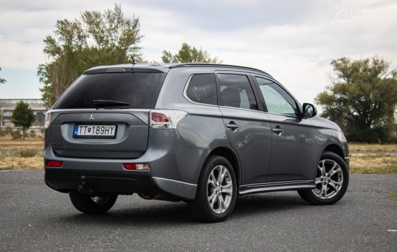 Mitsubishi Outlander 2.2D 4x4, 110kW, A6, 5d., 7miest / AJ NA SPLÁTKY / PROTIÚČET / 2013 šedá