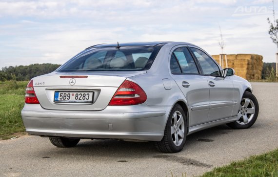 Mercedes-Benz E240 W211 Avantgarde 2004 RWD 130kW 2004 šedá