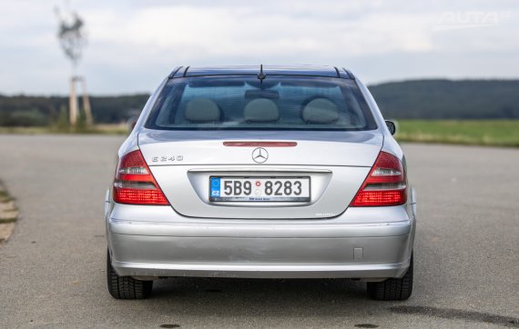 Mercedes-Benz E240 W211 Avantgarde 2004 RWD 130kW 2004 šedá