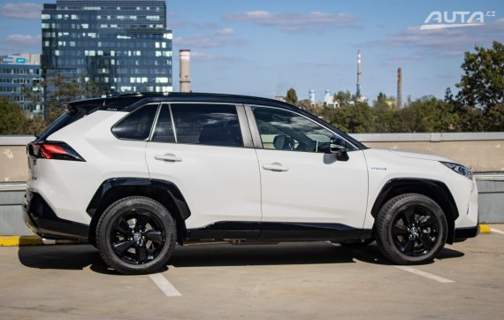 Toyota RAV4 2.5 Hybrid e-CVT Selection FWD, 131 kW, A1 / AJ NA SPLÁTKY / PROTIÚČET / 2019 bílá