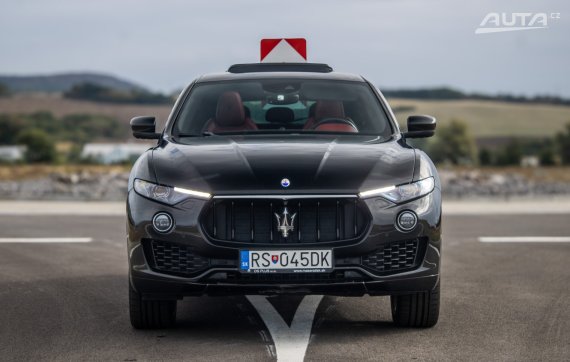Maserati Levante Q4 202kW AT/8 2017 / AJ NA SPLÁTKY / PROTIÚČET 2017 černá