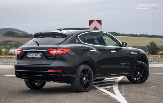 Maserati Levante Q4 202kW AT/8 2017 / AJ NA SPLÁTKY / PROTIÚČET 2017 černá