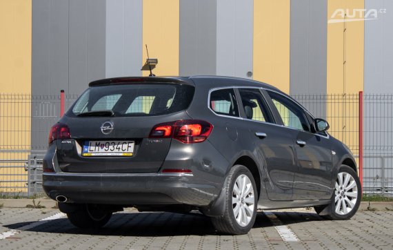 Opel Astra Sport Tourer 1.4 Turbo / 103kW / M6 / ZÁRUKA / AJ NA SPLÁTKY / PROTIÚČET 2013 šedá