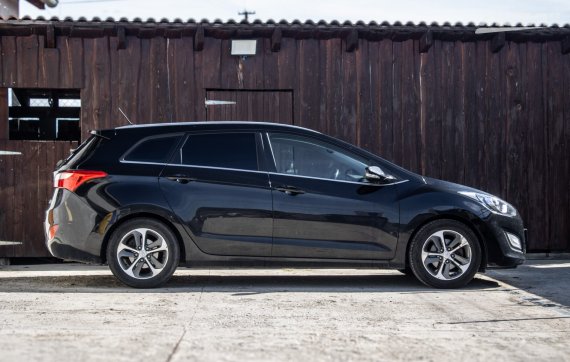 Hyundai i30 CW 1.6i CRDi VGT Family 81kW MT/6 / AJ NA SPLÁTKY / PROTIÚČET 2016 černá