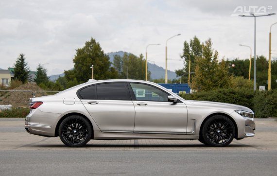 BMW Rad 7 730d mHEV xDrive G11 / 210kW / A8 / ZÁRUKA / AJ NA SPLÁTKY / PROTIÚČET 2021 stříbrná metalíza