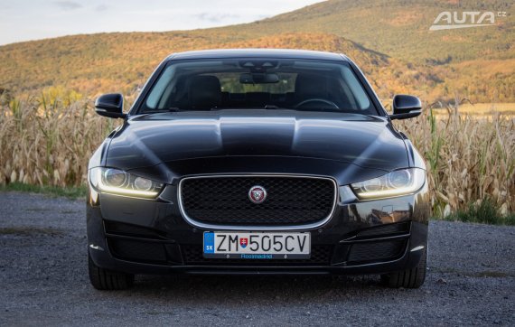 Jaguar XE 2.0 I4D E-Performance AT, 120 kW, A8, 4d. / AJ NA SPLÁTKY / PROTIÚČET / 2017 černá