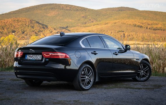 Jaguar XE 2.0 I4D E-Performance AT, 120 kW, A8, 4d. / AJ NA SPLÁTKY / PROTIÚČET / 2017 černá