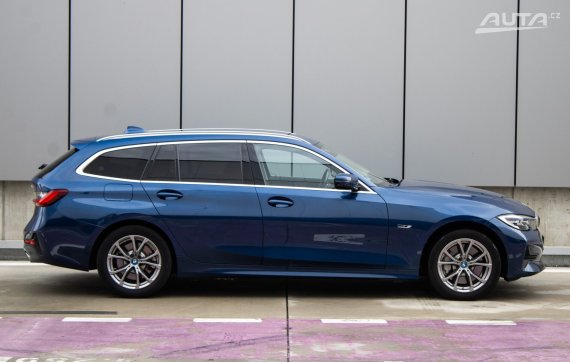 BMW Rad 3 Touring 330e PHEV xDrive 135kW AT/8 2022 / AJ NA SPLÁTKY / PROTIÚČET 2022 modrá