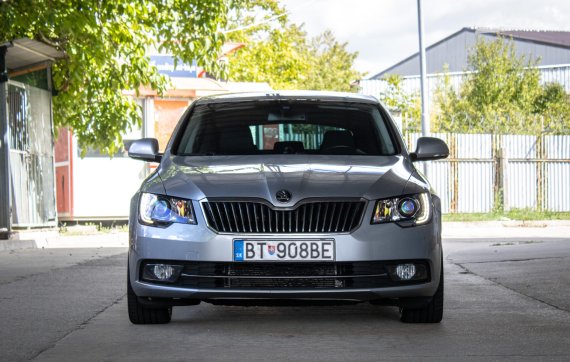 Škoda Superb 2.0 TDI CR DSG, 103 kW, A6, 5d. / AJ NA SPLÁTKY / PROTIÚČET / 2014 stříbrná metalíza