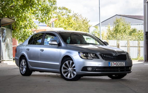 Škoda Superb 2.0 TDI CR DSG, 103 kW, A6, 5d. / AJ NA SPLÁTKY / PROTIÚČET / 2014 stříbrná metalíza