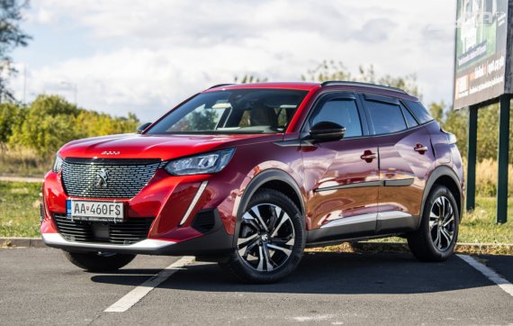 Peugeot 2008 1.2 PureTech Allure 96kW 2023 / AJ NA SPLÁTKY / PROTIÚČET 2023 - hlavní pohled
