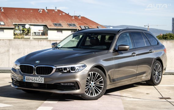 BMW Rad 5 Touring 530d Sport Line xDrive 195kW AT/8 / AJ NA SPLÁTKY / PROTIÚČET 2017 - hlavní pohled