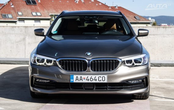 BMW Rad 5 Touring 530d Sport Line xDrive 195kW AT/8 / AJ NA SPLÁTKY / PROTIÚČET 2017 šedá