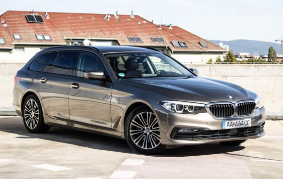 BMW Rad 5 Touring 530d Sport Line xDrive 195kW AT/8 / AJ NA SPLÁTKY / PROTIÚČET 2017 šedá