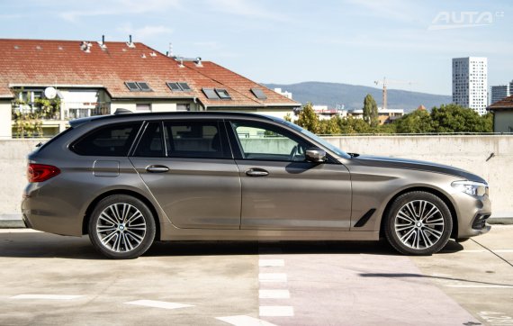 BMW Rad 5 Touring 530d Sport Line xDrive 195kW AT/8 / AJ NA SPLÁTKY / PROTIÚČET 2017 šedá