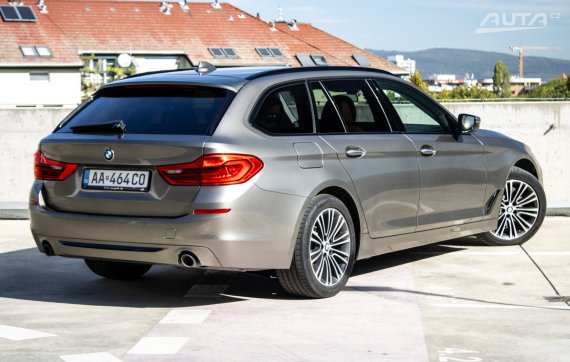 BMW Rad 5 Touring 530d Sport Line xDrive 195kW AT/8 / AJ NA SPLÁTKY / PROTIÚČET 2017 šedá