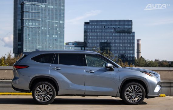Toyota Highlander 2.5 Dynamic Force Prestige / 140kW / e-CVT / ZÁRUKA / AJ NA SPLÁTKY / PROTIÚČET 2021 šedá