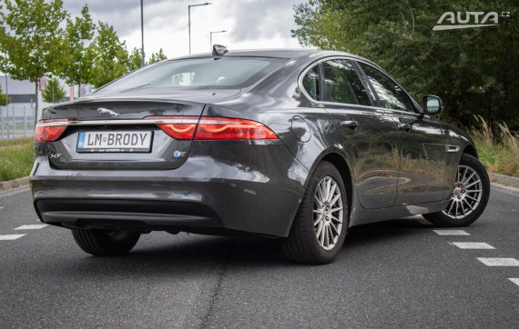 Jaguar XF 2.0 D l4 RWD Auto, 120kW, A8 / AJ NA SPLÁTKY / PROTIÚČET / 2018 šedá