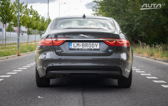 Jaguar XF 2.0 D l4 RWD Auto, 120kW, A8 / AJ NA SPLÁTKY / PROTIÚČET / 2018 šedá