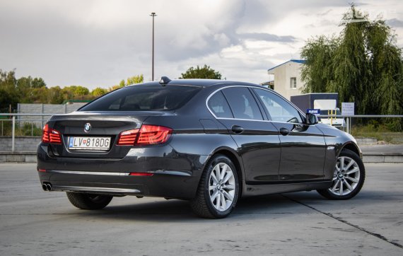 BMW Rad 5 520d A/T F10, 135kW, A8, 4d., ťažné / AJ NA SPLÁTKY / PROTIÚČET / 2011 šedá