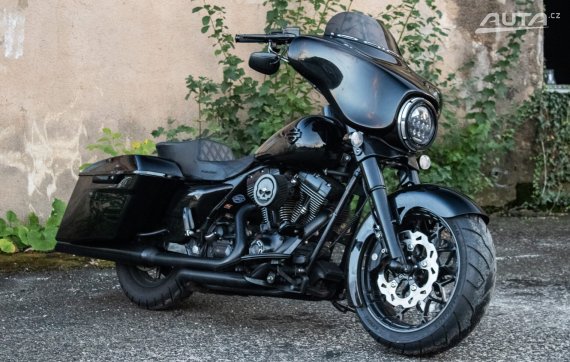 Harley Davidson Street Glide Custom 52kW (2004) / AJ NA SPLÁTKY / PROTIÚČET / 2004 - hlavní pohled