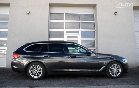 BMW Rad 5 Touring 530d xDrive G31 / 195kW / A8 / ZÁRUKA / AJ NA SPLÁTKY / PROTIÚČET 2017 šedá