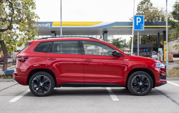 Škoda Karoq 1.5 TSI Sportline DSG, 110kW (2023) / AJ NA SPLÁTKY / PROTIÚČET / 2023 červená