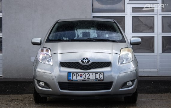 Toyota Yaris 1.0I VVT-i Dream / 51kW / M5 / ZÁRUKA / AJ NA SPLÁTKY / PROTIÚČET 2011 stříbrná metalíza