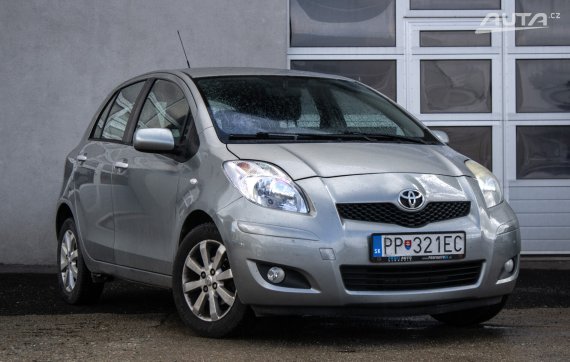 Toyota Yaris 1.0I VVT-i Dream / 51kW / M5 / ZÁRUKA / AJ NA SPLÁTKY / PROTIÚČET 2011 stříbrná metalíza