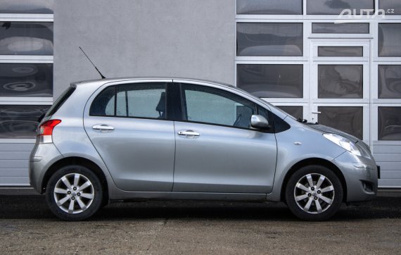 Toyota Yaris 1.0I VVT-i Dream / 51kW / M5 / ZÁRUKA / AJ NA SPLÁTKY / PROTIÚČET 2011 stříbrná metalíza