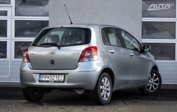 Toyota Yaris 1.0I VVT-i Dream / 51kW / M5 / ZÁRUKA / AJ NA SPLÁTKY / PROTIÚČET 2011 stříbrná metalíza