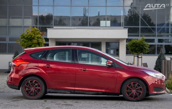 Ford Focus 1.0 EcoBoost Trend / 74kW / M5 / ZÁRUKA / AJ NA SPLÁTKY / PROTIÚČET 2015 červená