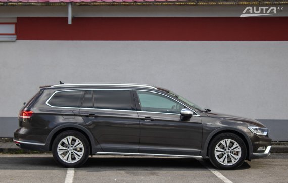 Volkswagen Passat Alltrack 2.0 BiTDI BMT Highline DSG / 176kW / A7 / ZÁRUKA / AJ NA SPLÁTKY / PROTIÚČET 2017 hnědá