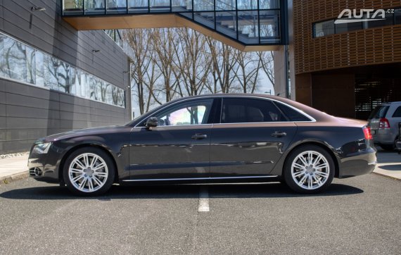 Audi A8 Long 4.0 TFSI V8 quattro tiptronic / 309kW / ZÁRUKA / AJ NA SPLÁTKY / PROTIÚČET 2013 šedá