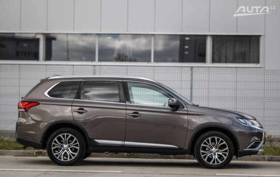 Mitsubishi Outlander Aniversary 100 AT/6 110kW 2018 - 7 Miest / AJ NA SPLÁTKY / PROTIÚČET 2018 hnědá