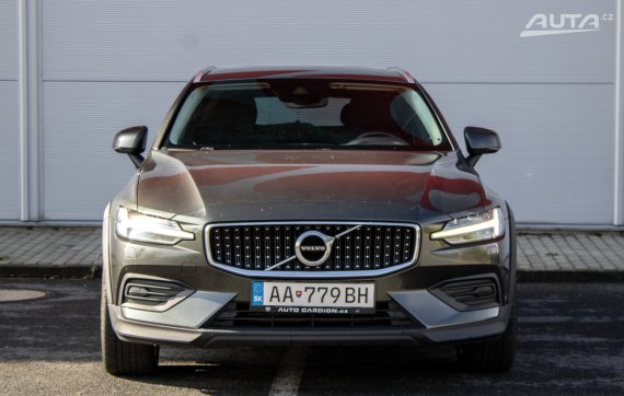 Volvo V60 CC D4 2.0L / 140kW / A8 / ZÁRUKA / AJ NA SPLÁTKY / PROTIÚČET 2019 šedá