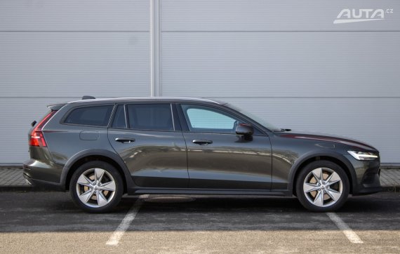 Volvo V60 CC D4 2.0L / 140kW / A8 / ZÁRUKA / AJ NA SPLÁTKY / PROTIÚČET 2019 šedá