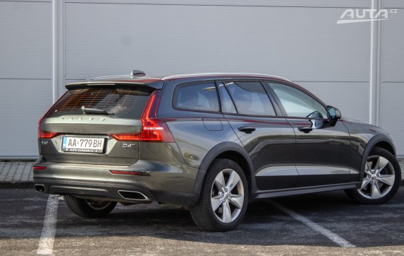 Volvo V60 CC D4 2.0L / 140kW / A8 / ZÁRUKA / AJ NA SPLÁTKY / PROTIÚČET 2019 šedá