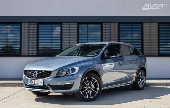 Volvo V60 Cross Country D4 AWD Polestar 140kW AT/6 2018 / AJ NA SPLÁTKY / PROTIÚČET 2018 - hlavní pohled