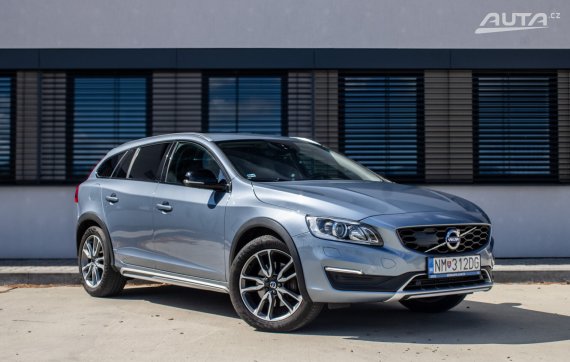 Volvo V60 Cross Country D4 AWD Polestar 140kW AT/6 2018 / AJ NA SPLÁTKY / PROTIÚČET 2018 modrá