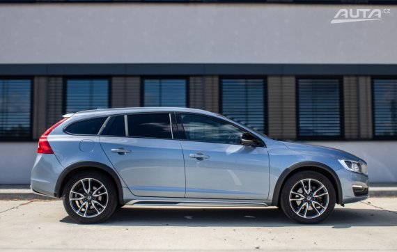 Volvo V60 Cross Country D4 AWD Polestar 140kW AT/6 2018 / AJ NA SPLÁTKY / PROTIÚČET 2018 modrá