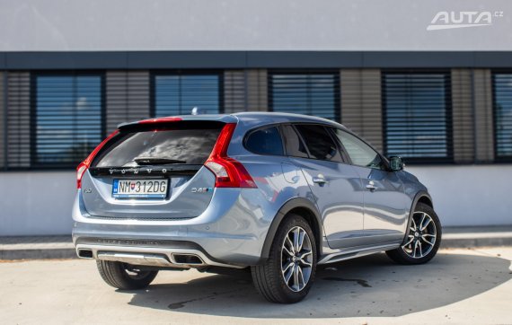 Volvo V60 Cross Country D4 AWD Polestar 140kW AT/6 2018 / AJ NA SPLÁTKY / PROTIÚČET 2018 modrá