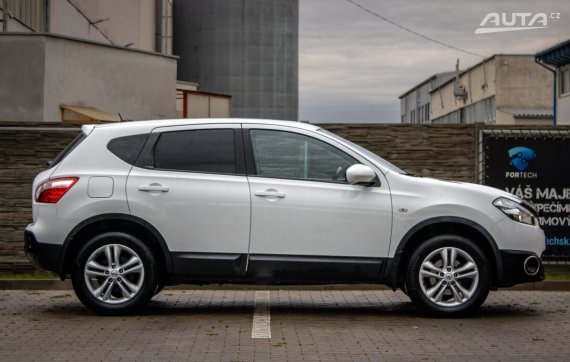 Nissan Qashqai 1.6i Acenta 4x2 (EU5), 86 kW, M5, 5d. / AJ NA SPLÁTKY / PROTIÚČET / 2013 bílá