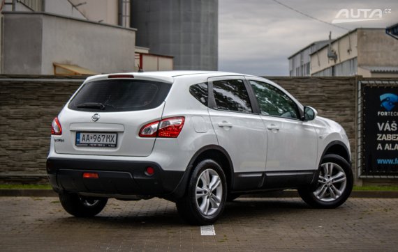 Nissan Qashqai 1.6i Acenta 4x2 (EU5), 86 kW, M5, 5d. / AJ NA SPLÁTKY / PROTIÚČET / 2013 bílá
