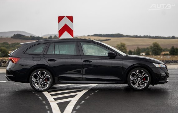Škoda Octavia Combi 2.0 TDI RS 147kW 4x4 AT/7 2023 / AJ NA SPLÁTKY / PROTIÚČET 2023 černá