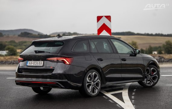 Škoda Octavia Combi 2.0 TDI RS 147kW 4x4 AT/7 2023 / AJ NA SPLÁTKY / PROTIÚČET 2023 černá