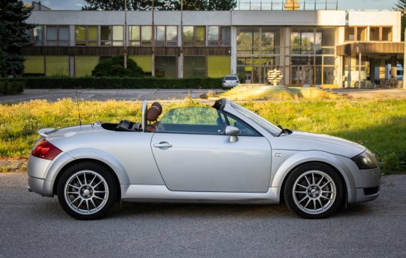 Audi TT Roadster 1.8T quattro Baseball Edition, 165 kW, M6 / AJ NA SPLÁTKY / PROTIÚČET / 2001 šedá